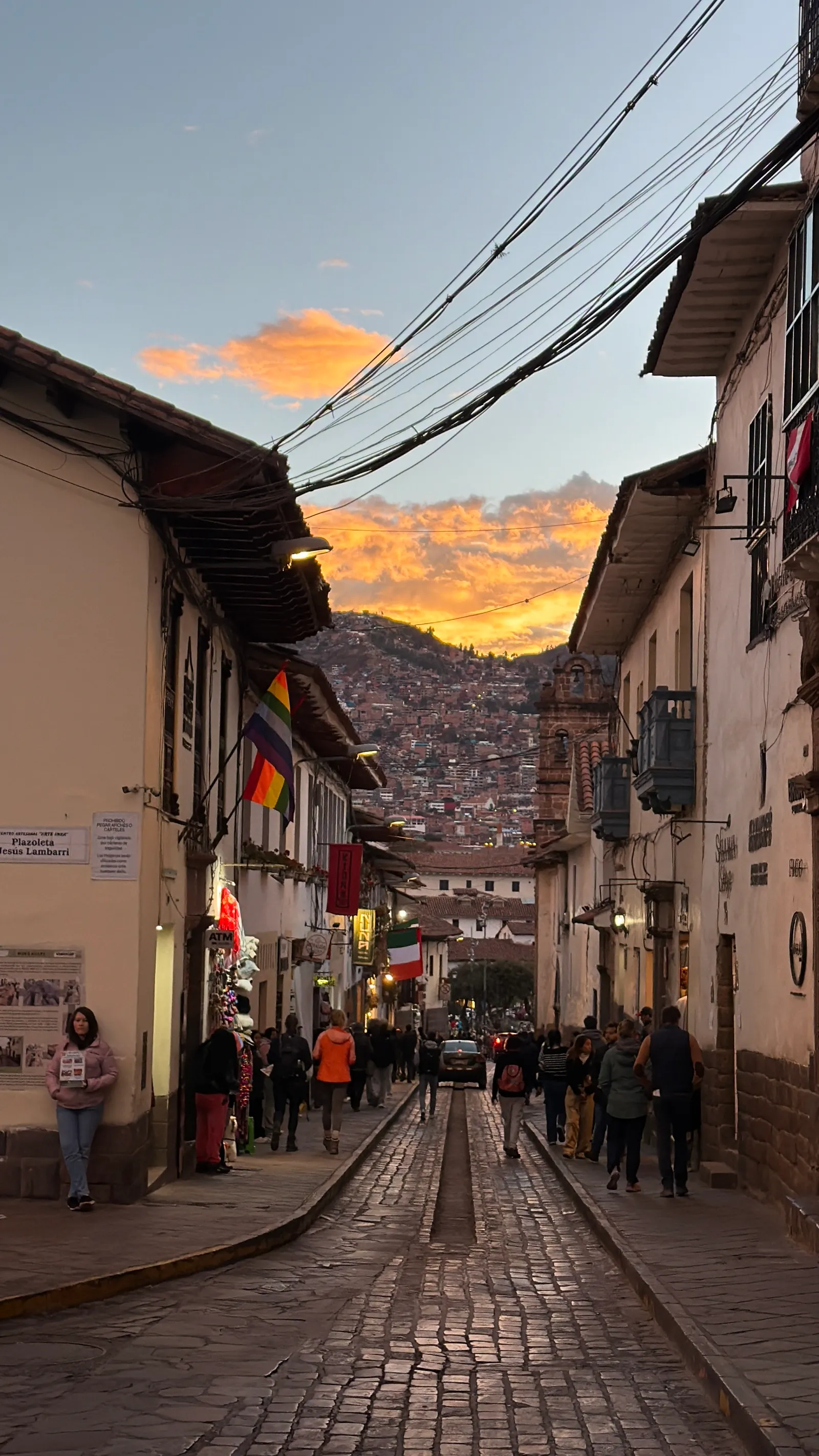 Calle de piedra del centro de Cusco al atardecer