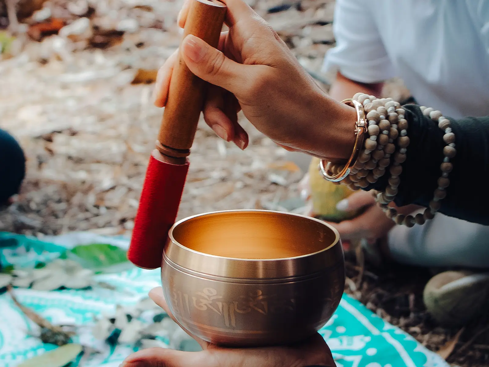 Cuenco tibetano durante una sesión de sonido en el retiro de yoga en Perú