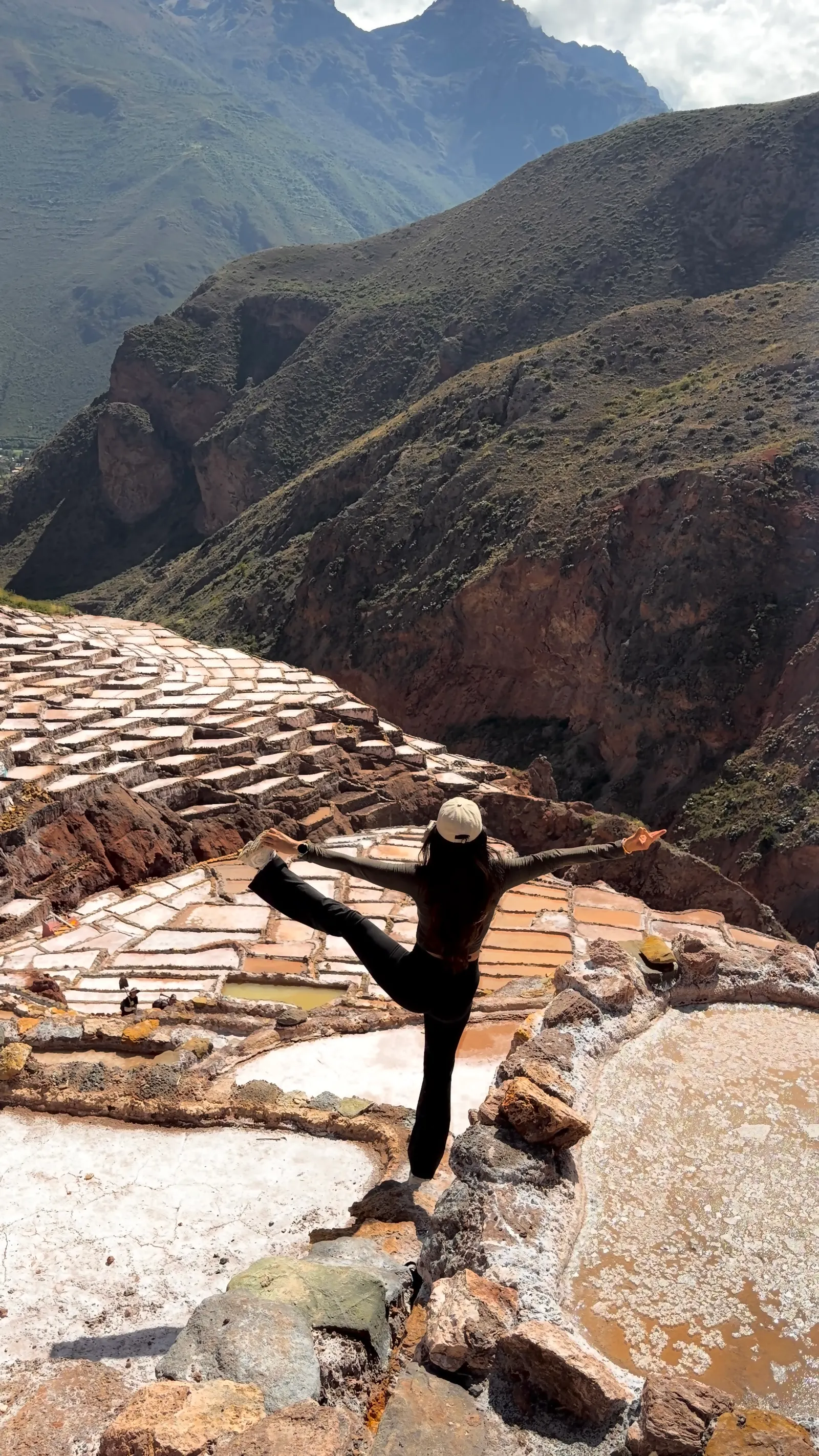 Andreina en las salineras de Maras, en el Valle Sagrado de Cusco