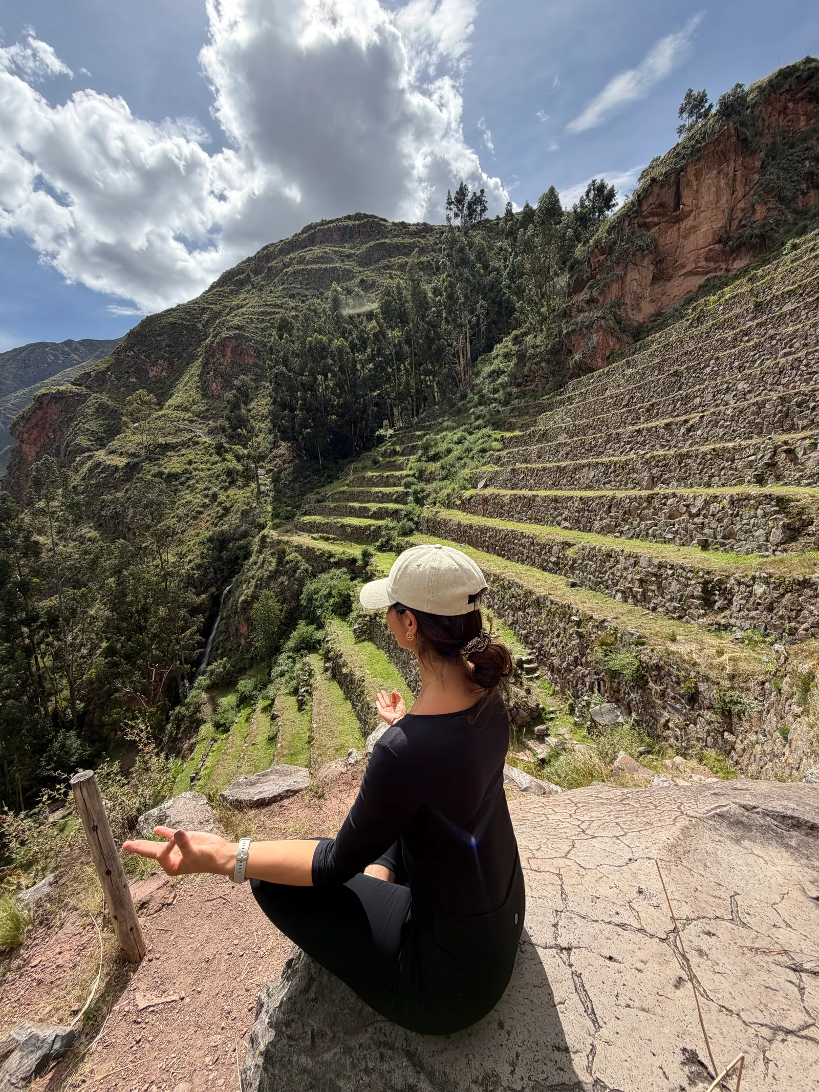 Andreina meditando frente a los andenes de Cusco