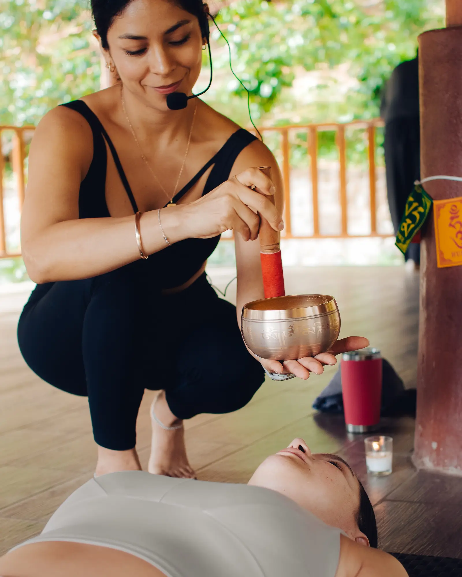 Andreina López, profesora de yoga, guiando una sesión con cuenco tibetano