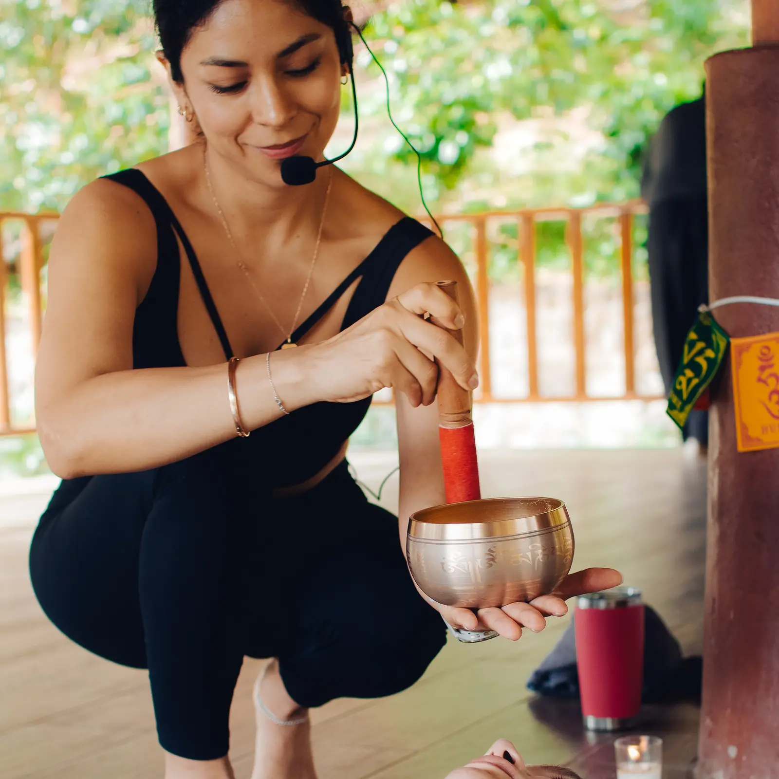 Andreina López, profesora de yoga, con un cuenco tibetano